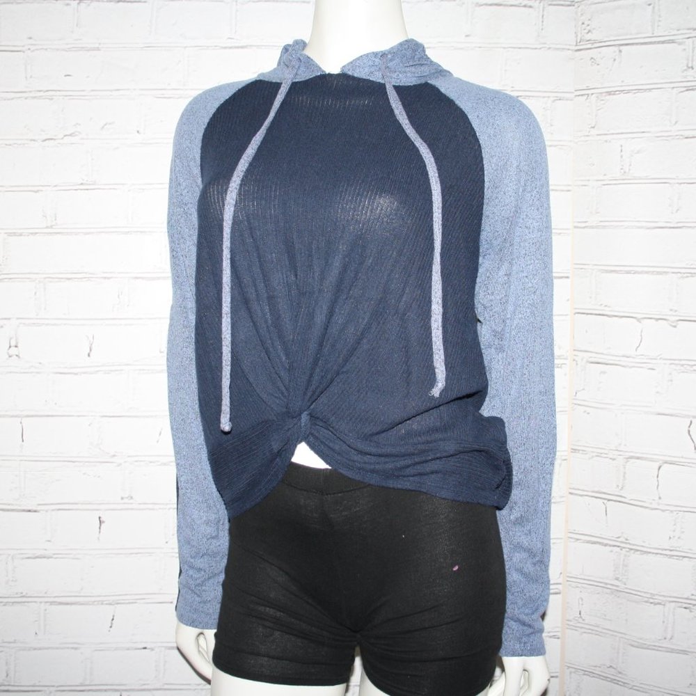💙 Blue Hooded Long Sleeve Top · Size L